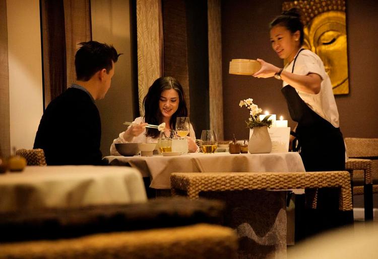 Gensyn. Køkkenchef Dak Laddaporn (th.) har stået i køkkenet på Kiin Kiin siden 2012 og været med til at beholde stedets michelinstjerne, som de har haft siden 2008 