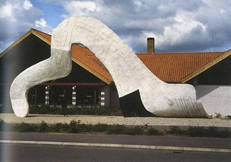 Udsnit. Skulpturen 'Fuglen' gentager arkitekturens og bøgernes hovedsagelig sort-hvide palet. Espergærde Bibliotek. 