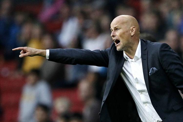 fremgang. FCK's cheftræner, Ståle Solbakken, er ved at gøre spillerne klar til hård fight på dårlige baner i foråret. 