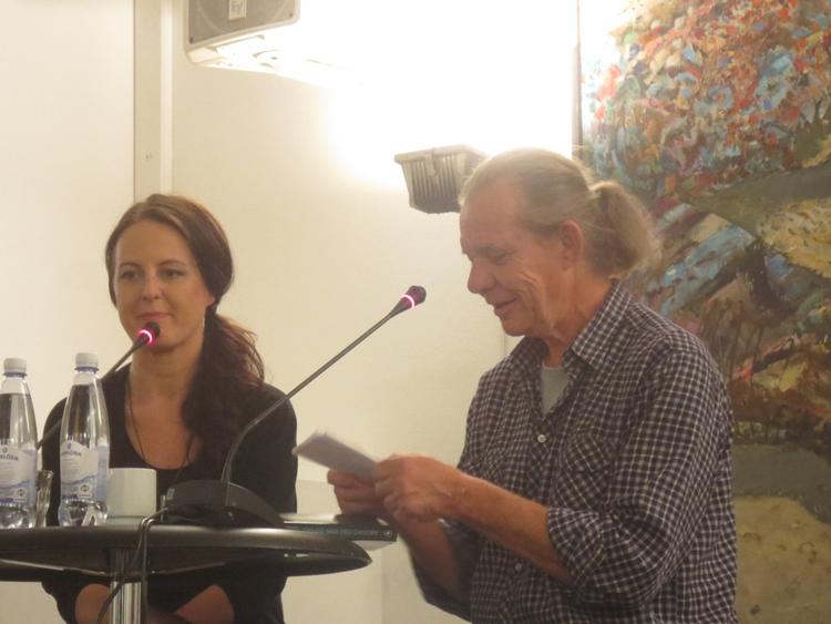 Snak. Sanne Munk Jensen kom alene til litteraturprisarrangement på Politiken. Her i samtale med anmelder Steffen Larsen. 