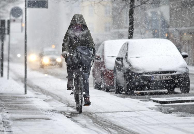 Glat. På mandag vil der flere steder i landet være mulighed for snebyger og frostvejr. 