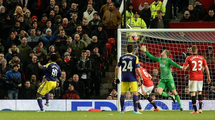 pres. Swansea Citys Wilfried Bony (tv) straffer Manchester United-forsvarets dårlige opdækning og header bolden i mål bag keeper Anders Lindegaard til sejrsmålet i FA Cup-opgøret mellem klubberne. 