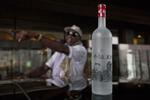 Skål. Ved ankomsten var Rodman da også blevet begavet med en flaske vodka - med en håndtegnet illustration af ham selv og Kim Jong-un. Og den forblev tydeligvis ikke uåbnet! 