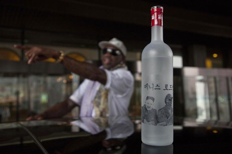 Skål. Ved ankomsten var Rodman da også blevet begavet med en flaske vodka - med en håndtegnet illustration af ham selv og Kim Jong-un. Og den forblev tydeligvis ikke uåbnet! 