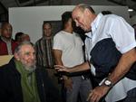 Besøg. Fidel Castro, Cubas forhenværende leder gennem 48 år, har vist sig offentligt for første gang i ni måneder. Det skete onsdag aften ved åbningen af et kunst- og kulturcenter i den cubanske hovedstad, Havana, hvor den 87-årige Castro ankom med stok og hjælpere. 
