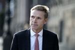 Skeptisk. Dansk Folkeparti truer med at forhindre salget af en del af energiselskabet Dong Energy til den amerikanske investeringsbank Goldman Sachs, skriver Information. Partiets formand, Kristian Thulesen Dahl, mener, at Danmarks aftale med Goldman Sachs er for dårlig. - Foto: 