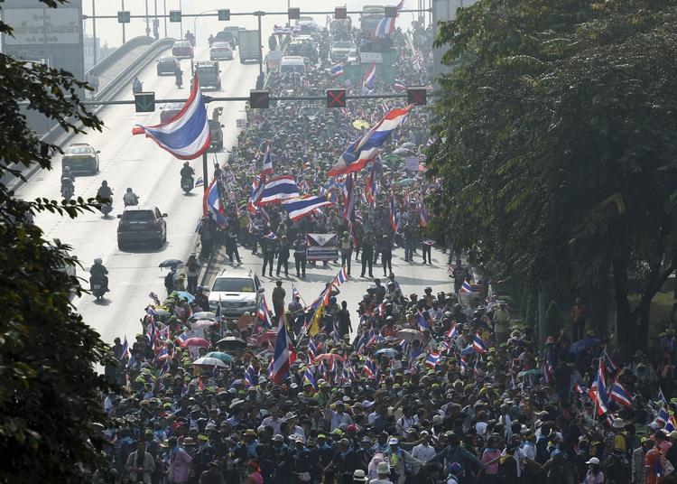 Uro. Thailands hovedstad er præget af uro. I mandags demonstrerede  oppositionsfolk som »opvarmning« til den planlagte besættelse af hovedstaden fra den 13. januar. 