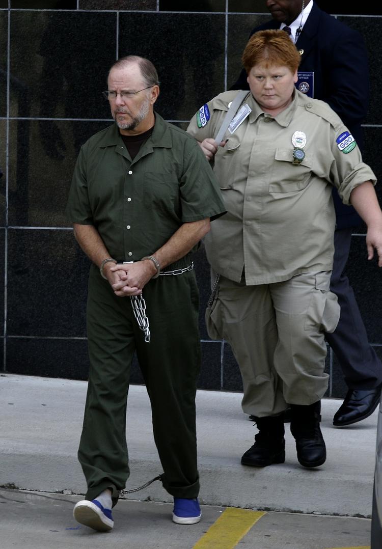 svindler. Den tidligere direktør for Enron Jeffrey Skilling blev oprindelig idømt 24 års fængsel for hans rolle i det store energiselskabs regnskabssvindel. Sidste år blev straffen reduceret til 14 års fængsel. 