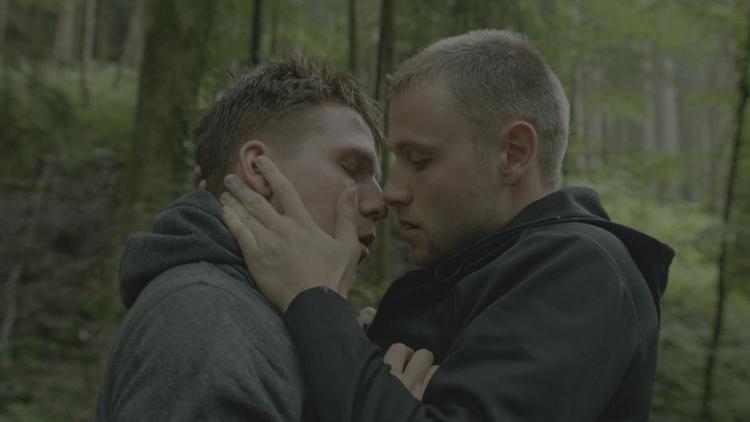 Tæt. Max Rimelt (th.) spiller over for barndomsvennen Hanno Koffler i 'Free Fall'. Foto fra filmen 