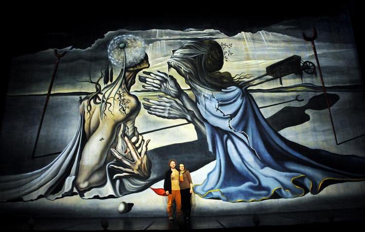 Ægte. Dalí malede sit enorme scenetæppemed Tristan og Isolde i 1944 til balletten 'Mad Tristan'. Nu kan det ses i nycirkusgæstespillet 'La Verità' i Tivoli. 