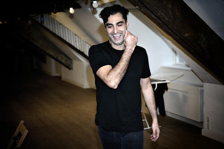 Øver. Farshad Kholgi har fra barnsben selv spillet alle karakterer i sine historier. I sit nye stykke håndterer han hele22 roller. 