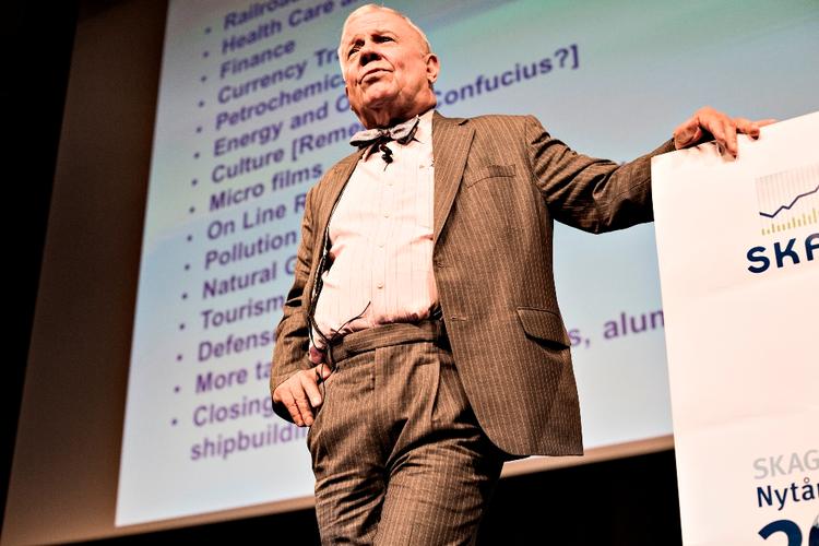 landmandsfan. Jim Rogers er kendt for at gå imod  strømmen. Således har han foreslået studerende at droppe ud og blive landmænd i stedet. 