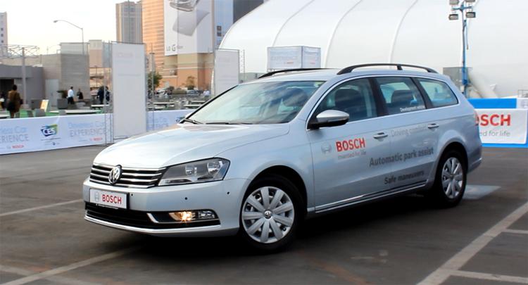 AUTOMATBIL. Denne VW er på billedet i færd med at parkere sig selv. Læg mærke til, at der ikke sidder nogen bag rattet. (Foto. Morten Bay) 