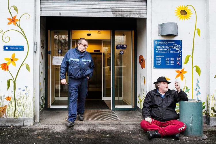 Udenfor. Københavneriet foran Socialcenter København på Vesterbro, der byder velkommen med en solsikke. 