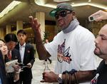 Rundrejse. Den pensionerede amerikanske NBA-stjerne Dennis Rodman var i sidste uge på et meget omtalt besøg i Nordkorea. Her haster han gennem lobbyen på et hotel i Pyongyang, mens pressen spørger løs. 