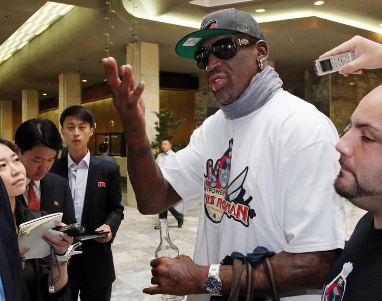 Rundrejse. Den pensionerede amerikanske NBA-stjerne Dennis Rodman var i sidste uge på et meget omtalt besøg i Nordkorea. Her haster han gennem lobbyen på et hotel i Pyongyang, mens pressen spørger løs. 