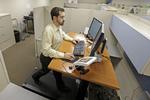 WORKOUT. De ansatte i forsikringsselskabet Brown &amp; Brown i Carmel syd for Chicago kan booke tid i en bås med skrivebordsløbebånd, så de kan få motion, mens de arbejder. 