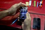 Øv, det er dyrt at få skiftet skærmen på sin smartphone. Men måske er en tillægsforsikring alligevel dyrere i længden. 