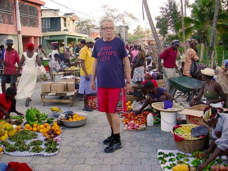 Vandringsmanden. Filminstruktøren, forfatteren og cykelsportskommentatoren Jørgen Leth ses her på gåtur hjemme i Haiti. Billedet er taget før jordskælvet. 