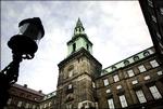 christiansborg. Nogle mener, at et nyt system af politisk ansatte i ministerierne vil gøre op med »magtfuldkommenheden« i embedsværket. 