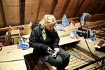 ULYKKE. Stilladset var nystøvsuget, da beskæftigelsesministeren præsenterede 50 tiltag til at nedbringe arbejdsulykker. På billedet ses VVS-lærling Louise Rasmussen, der ikke mener, tiltagene vil hjælpe. 