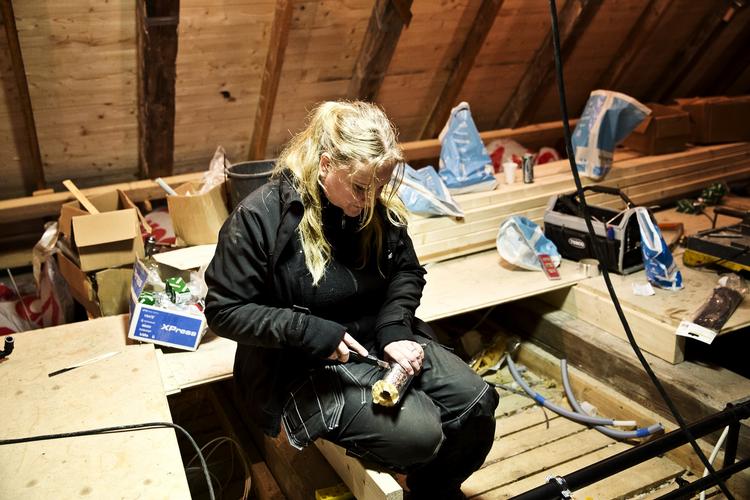 ULYKKE. Stilladset var nystøvsuget, da beskæftigelsesministeren præsenterede 50 tiltag til at nedbringe arbejdsulykker. På billedet ses VVS-lærling Louise Rasmussen, der ikke mener, tiltagene vil hjælpe. 