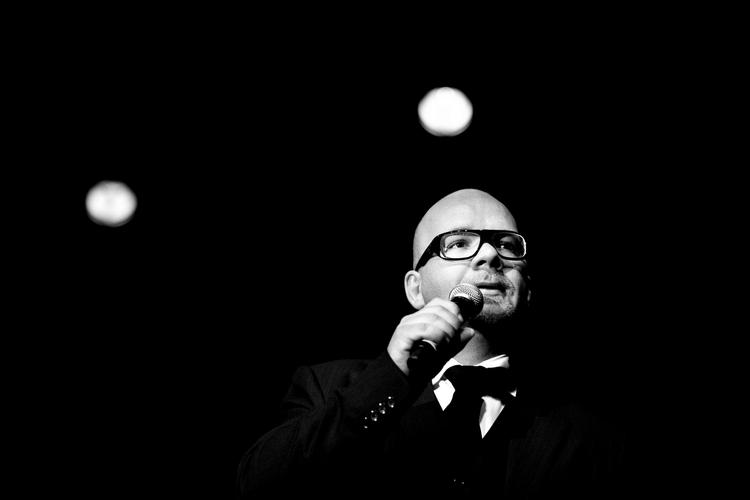 komiker. Der er slet ingen tvivl om, at Lars Hjortshøj er en lun fætter og lidt af et fund som radiovært. 