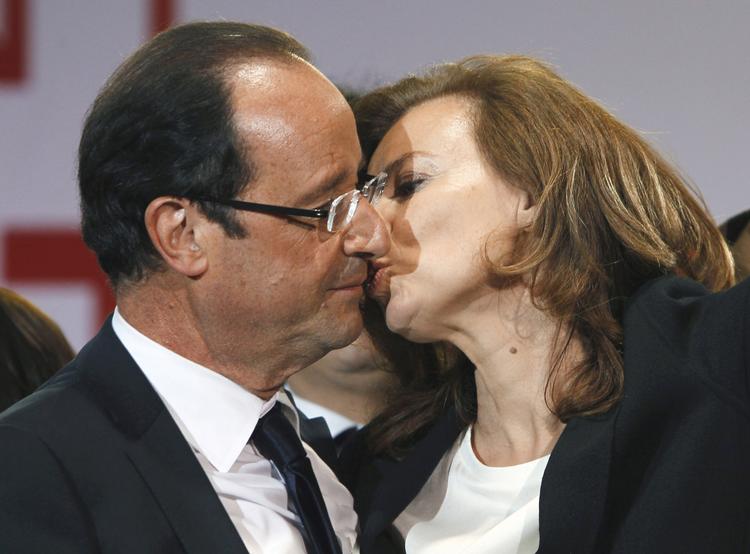 Dameven. Francois Hollande har dannet par med journalisten Valerie Trierweiler i de seneste år. Han raser i dag over beskyldninger om, at han er hende utro. 