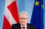 Udmelding. »Vi ligger fint placeret uden for euroen, og jeg mener derfor, at man bør holde sig uden for den«, siger udenrigsminister Holger K. Nielsen. 