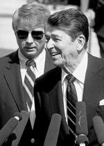 DØDSFALD. Larry Speakes (tv) var ved Ronald Regans side, da Regan var præsident. 