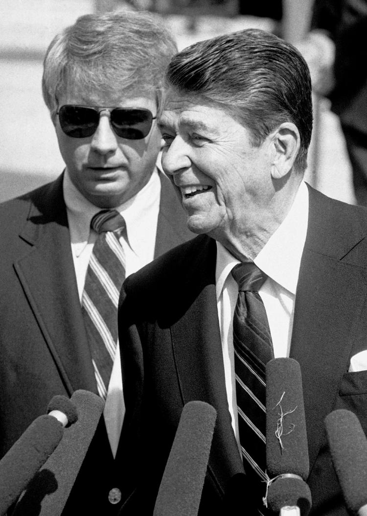 DØDSFALD. Larry Speakes (tv) var ved Ronald Regans side, da Regan var præsident. 