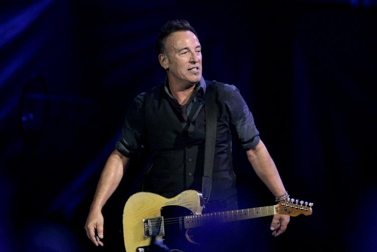 Rock. På albummet 'High hopes' med 12 studieindspilninger fungerer det bedst, når Bruce Springsteen synger nænsomt og ikke forsøger at råbe et stadion op. 