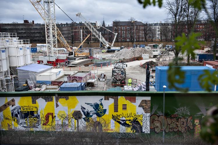 Døgnarbejde. Selvom naboerne til metrobyggerierne kan se frem til erstatning for de sundhedsskadelige lydgener, vil der gå for lang tid til at de berørte kan nå at flytte væk i tide. 