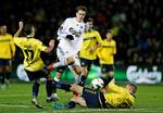 pres. Michael Almebäck (liggende) blev købt til Brøndby som midterforsvarer, men er ved at blive fast i rollen som højreback. 