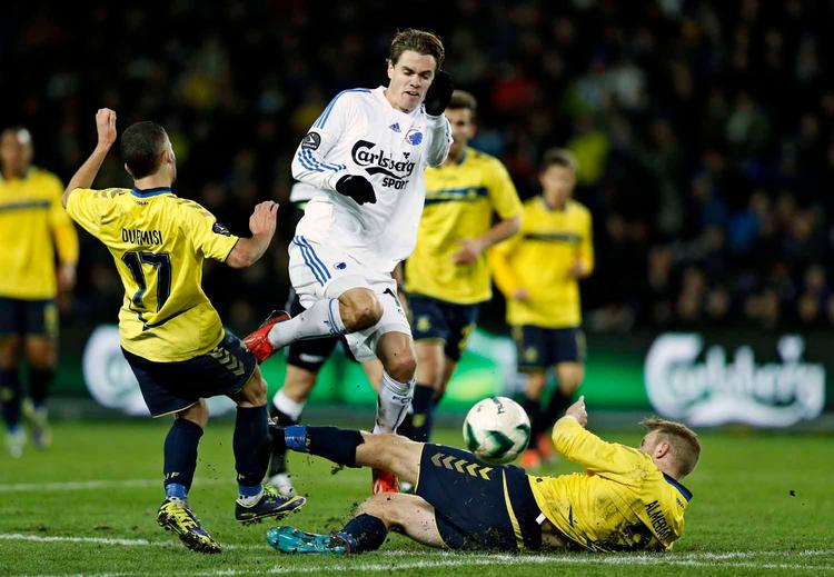 pres. Michael Almebäck (liggende) blev købt til Brøndby som midterforsvarer, men er ved at blive fast i rollen som højreback. 