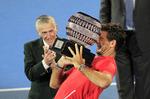 tungt. Juan Martin del Potro virker til at have problemer med at løfte det store trofæ, han vandt i Australien. 