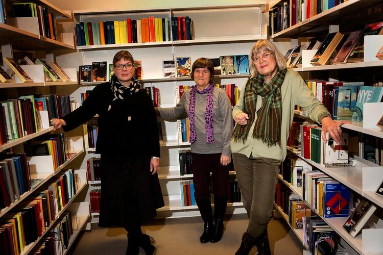 Læsere. Bibliotekar Lene Zibrandtsen (tv.) og læseklub-medlemmerne Elisabeth Keis (im) og Pia Schou (th.) 