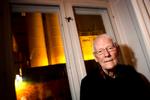 Døgnarbejde. Morten Tange er 84 år og kan kun opholde sig i den bagerste del af sin lejlighed. 