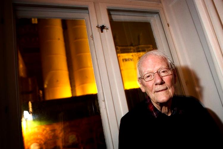 Døgnarbejde. Morten Tange er 84 år og kan kun opholde sig i den bagerste del af sin lejlighed. 