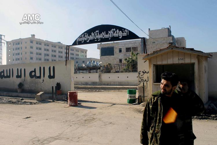 HOVEDKVARTER. En oprører står uden for al-Qaeda-gruppen Islamisk Stat i Irak og Levantens hovedkvarter i den syriske by Aleppo. Oprørsgruppen forsøger at overtage magten i det nordlige Syrien, og det har ført til kampe, hvor næsten 500 personer er blevet dræbt i den seneste uge. 