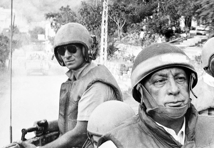 Fronten. Ariel Sharon ses her i 1982 under den israelske invasion af Libanon. Sharon var forsvarsminister og blev efterfølgende af en undersøgelseskommission fundet medskyldig i massakren på palæstinensiske civile i to flygtningelejre begået af kristne falangister. 