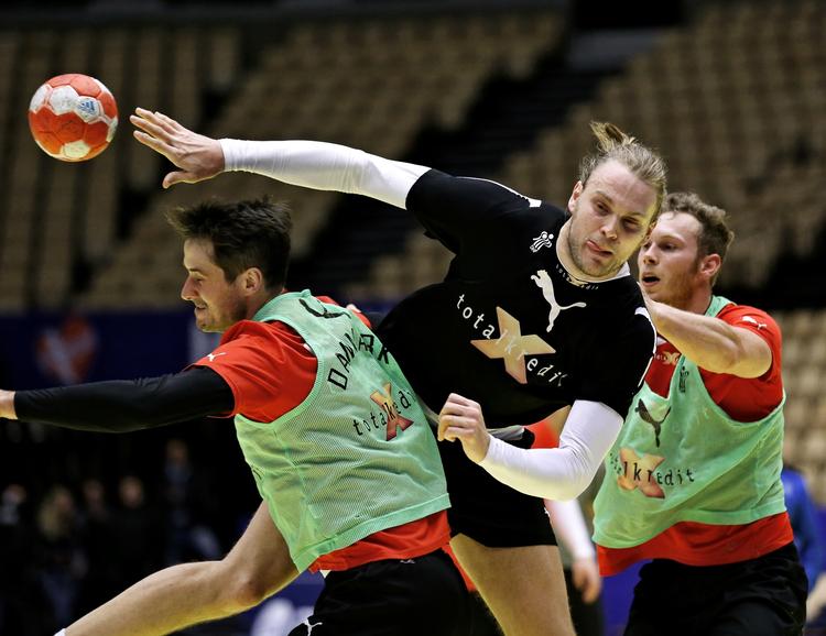 joker. Henrik Møllgaard Jensen (midt) kan bruges i mange roller under EM i Danmark. 
