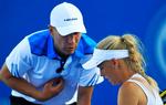 dialog. Thomas Høgstedt er overbevist om, at Caroline Wozniacki kan udvikle sit spil og vende tilbage til den absolutte top. Arkivfoto: D. Munoz/ AP 