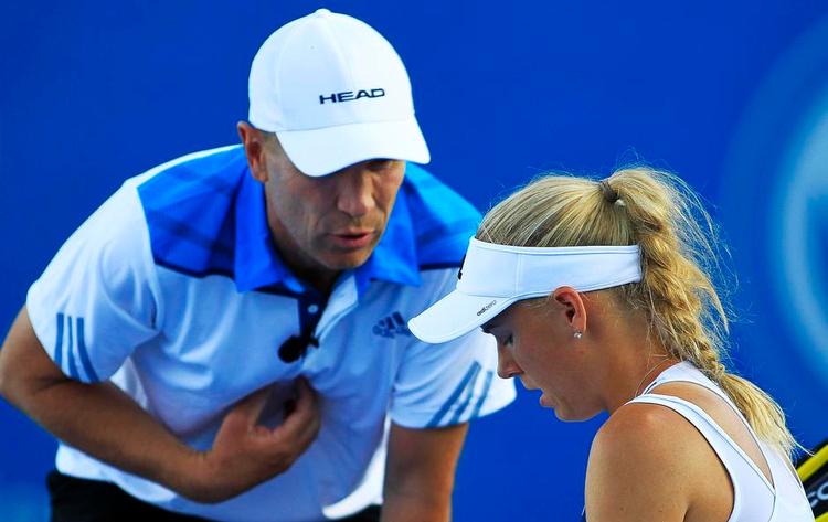 dialog. Thomas Høgstedt er overbevist om, at Caroline Wozniacki kan udvikle sit spil og vende tilbage til den absolutte top. Arkivfoto: D. Munoz/ AP 