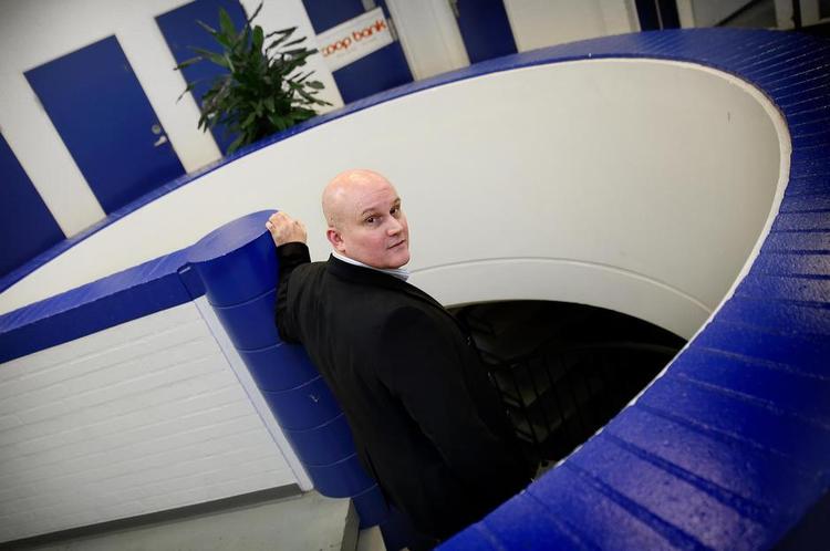 Bank-boss. Allan Nørholm måtte gå pænt ned i løn, da han sagde ja til direktørposten i Coop Bank, der tilbyder samme renter til alle kunder, uanset om de er små, store eller midt imellem. 