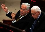 Presset. Israel nuværende regeringsleder (tv) er presset af landets nærmeste allierede. De kræver, at Netanyahu ligesom Sharon, der er død efter otte år i koma,  vil vove at gøre op med de mest magtfulde bosættere i de palæstinensiske områder. 