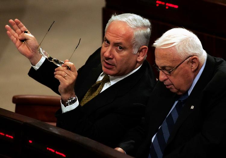 Presset. Israel nuværende regeringsleder (tv) er presset af landets nærmeste allierede. De kræver, at Netanyahu ligesom Sharon, der er død efter otte år i koma,  vil vove at gøre op med de mest magtfulde bosættere i de palæstinensiske områder. 