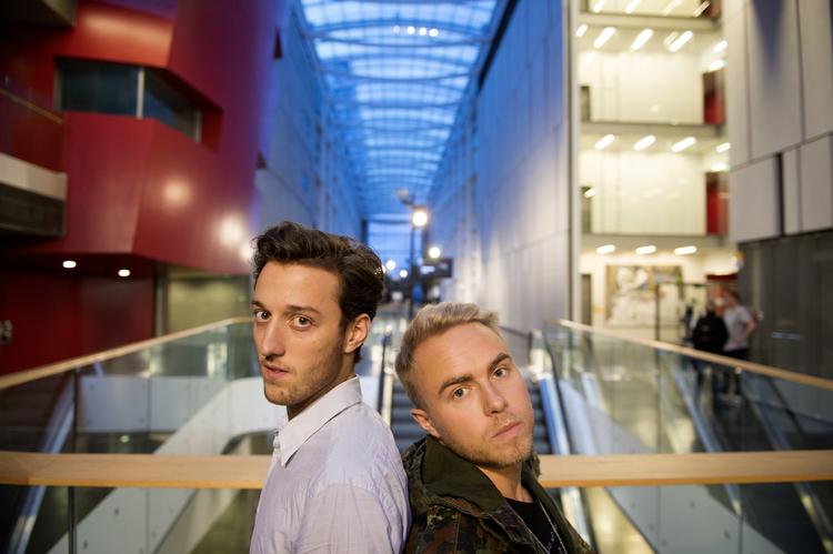 DR3. Peter Falktoft og Esben Bjerre, som er kendt fra P3-programmet Monte Carlo, er nu også kendt fra programmer på tv-kanalen DR3, som nu kritiseres af flere liberale. 
