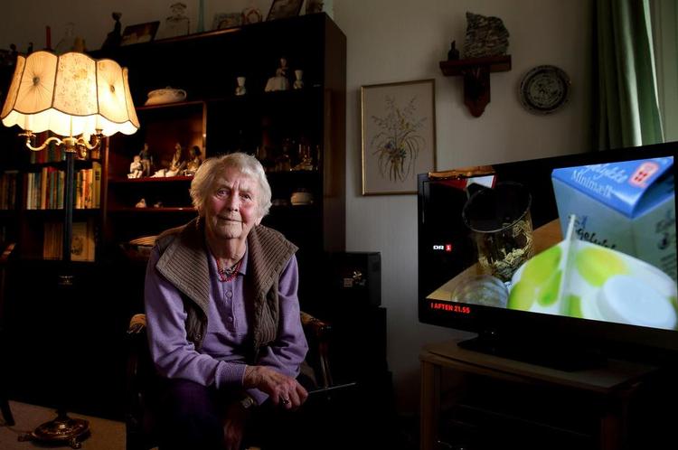 Tillægsforsikring. Etly Kiil-Nielsen er 90 år og købte for et par år siden et fjernsyn. Da fjernsynet gik i stykker tog det mange måneders ventetid før hun fik et nyt. Og da det skete bortfaldte den dyre tillægsforsikring. 