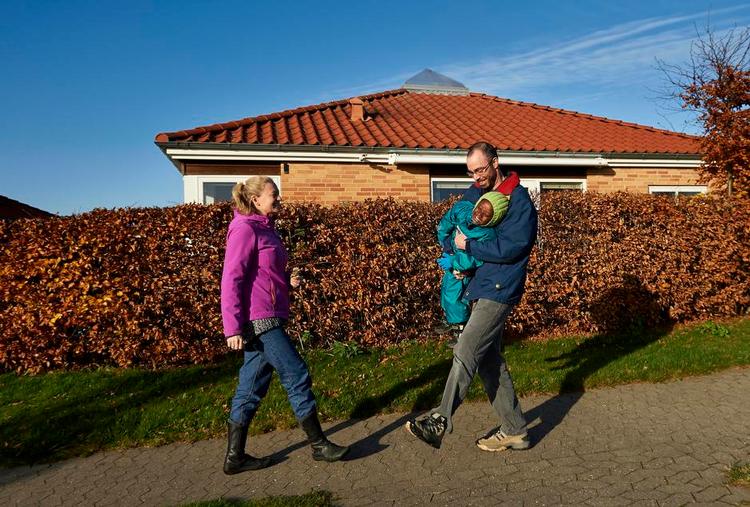 Venteliste. Jan og Gitte Lidballe har i halvandet år ventet på en lillebror til Jonathan. Nu er de sammen med hundreder af andre ansøgere kastet ud i ny usikkerhed. 